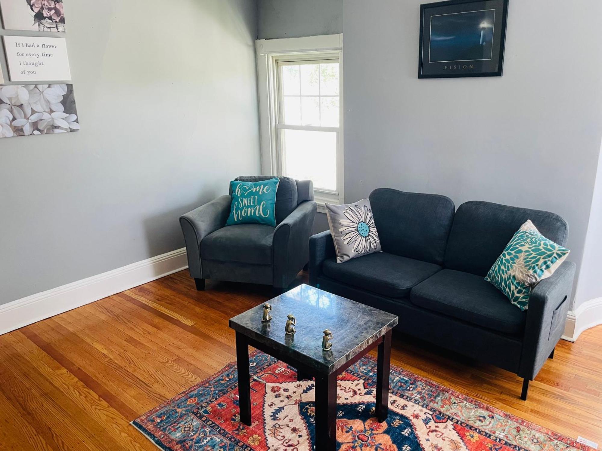 Charming 1br Near Train Station Apartment