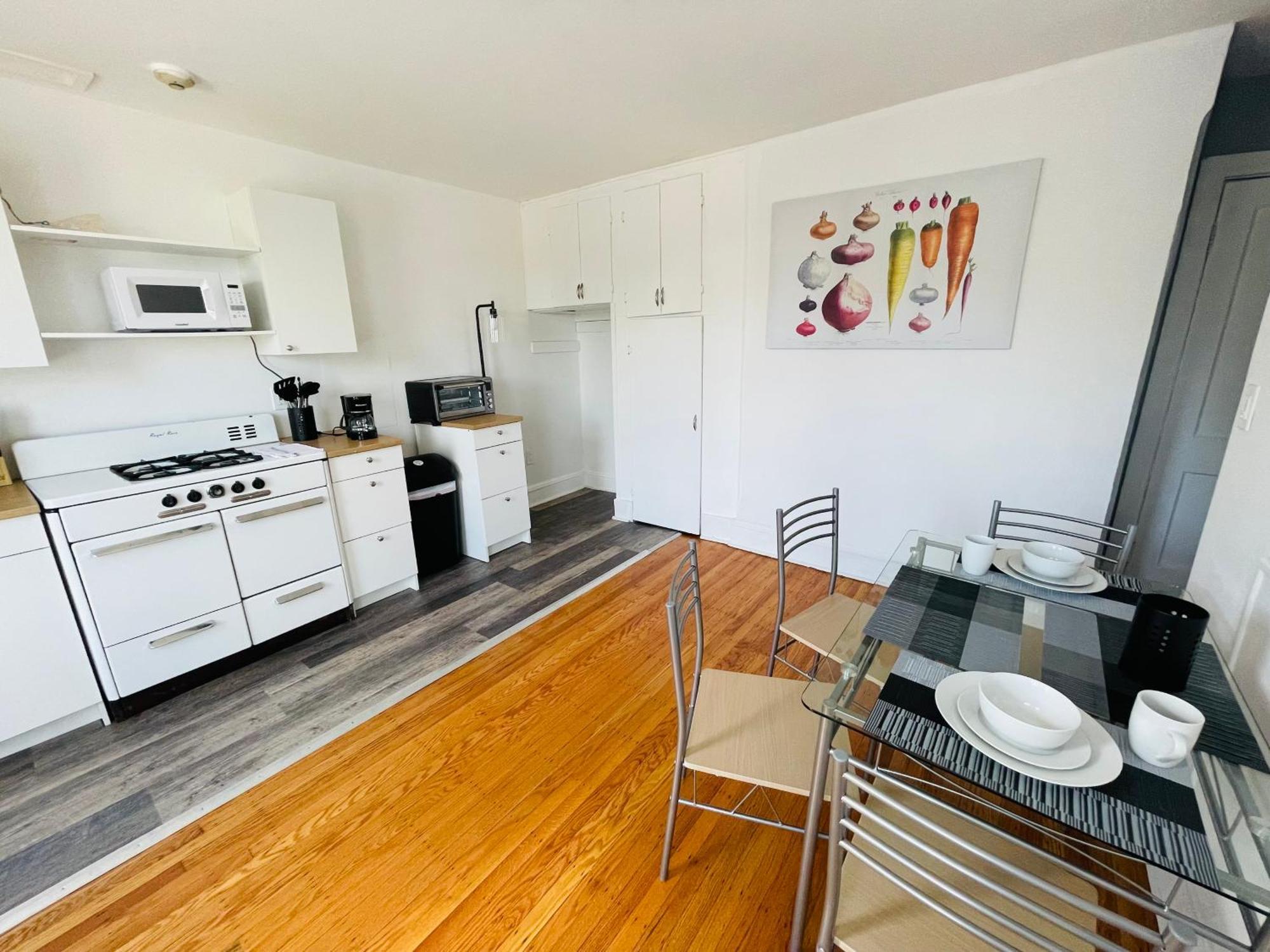 Charming 1br Near Train Station Apartment *