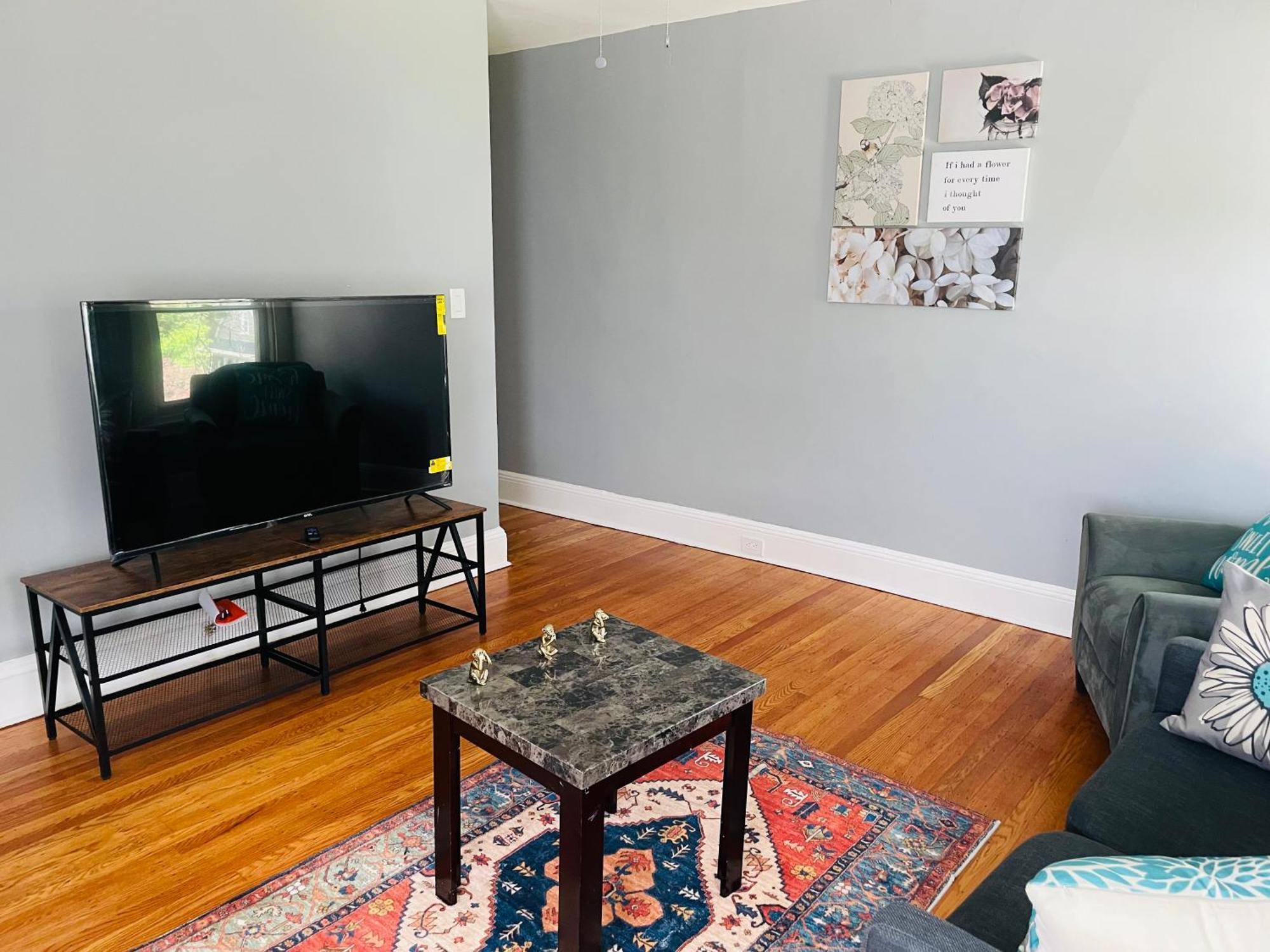 Charming 1br Near Train Station Apartment