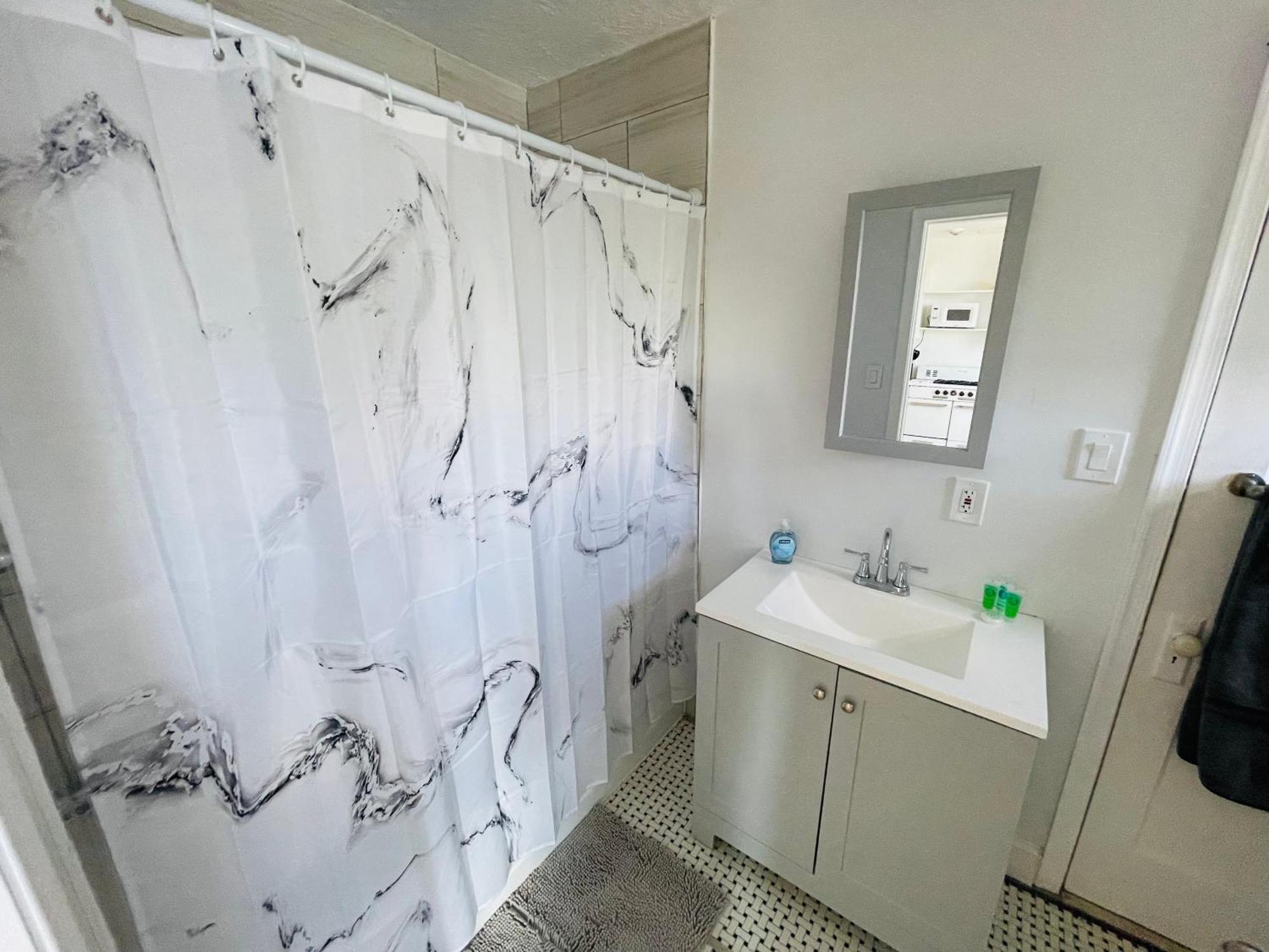 Charming 1br Near Train Station Apartment *